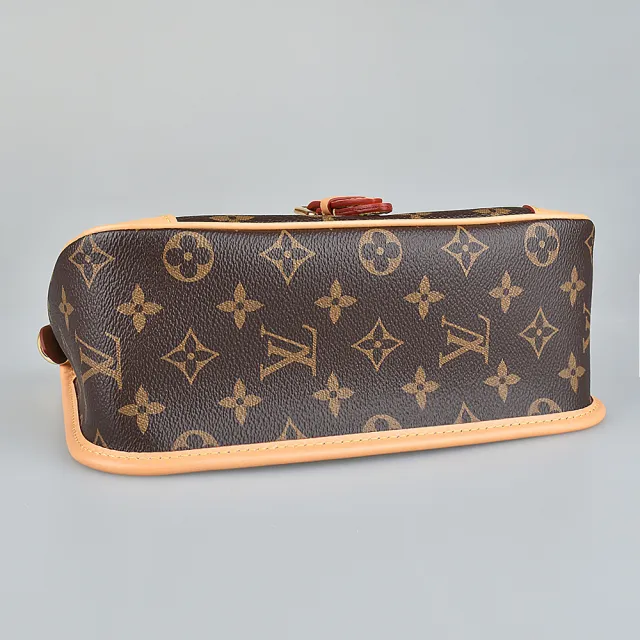 【Louis Vuitton 路易威登】LV M46049 DIANE 花紋LOGO寬版背帶設計Monogram帆布手提斜背包(咖啡x桃紅)