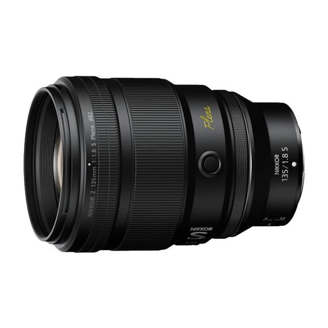  Nikon 尼康 Z 135mm f/1.8 S Plena 是專為全幅微單眼設計的頂級定焦鏡頭，採用恆定 f/1.8 大光圈，提供出色的低光表現與淺景深效果。作為中長焦鏡頭，這款 Plena 鏡頭以其優異的解析力和美麗的散景聞名，適合人像、風光與體育攝影。品牌 Nikon 尼康，貨源為公司貨，確保品質可靠。以上資料與圖片僅供參考！規格及隨機標準配備以實際出貨為主，如有錯誤或不符者，將不再另行補寄或更換，謝謝！ 
