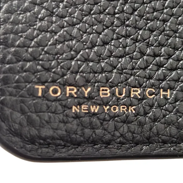 【TORY BURCH】TORY BURCH 新款 荔枝紋浮雕LOGO釦式對開短夾禮袋組黑色(贈原廠禮袋父親節七夕情人節)