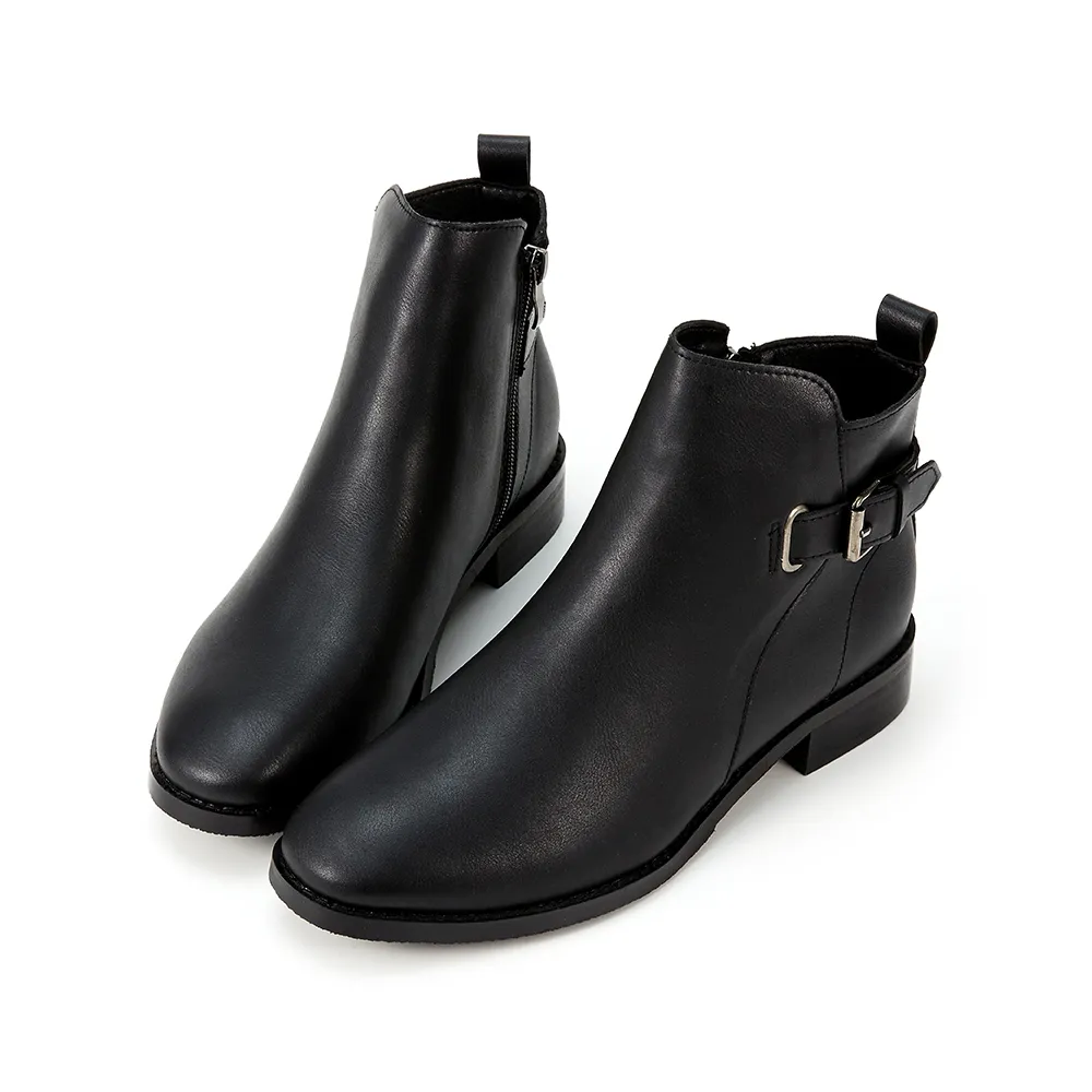 【HERLS】短靴-釦環拉鍊圓頭皮革粗跟短靴(黑色)