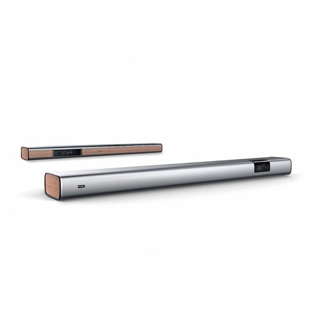 SKYWORTH創維 Soundbar Live-1 是銀色系桌上型劇院喇叭，尺寸長900mm x 寬98mm x 高60mm，重量僅2.58kg，支援WiFi與藍芽Bluetooth連線，提供高品質主喇叭音效。產地中國，享1年保固，附原廠配件。適閤家庭娛樂，提升影音體驗的專業WiFi音響選擇。