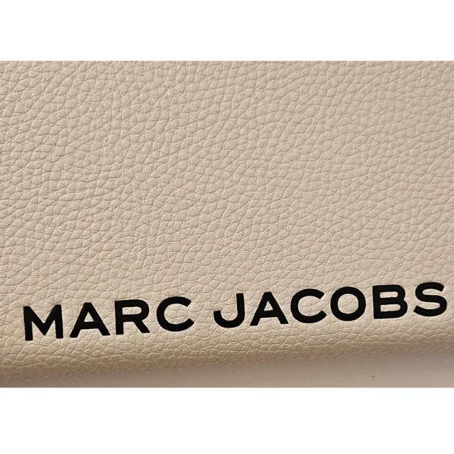 【MARC BY MARC JACOBS】MARC JACOBS 新款荔枝紋黑字LOGO牛皮手掛式拉鍊長夾奶油白(七夕情人節)