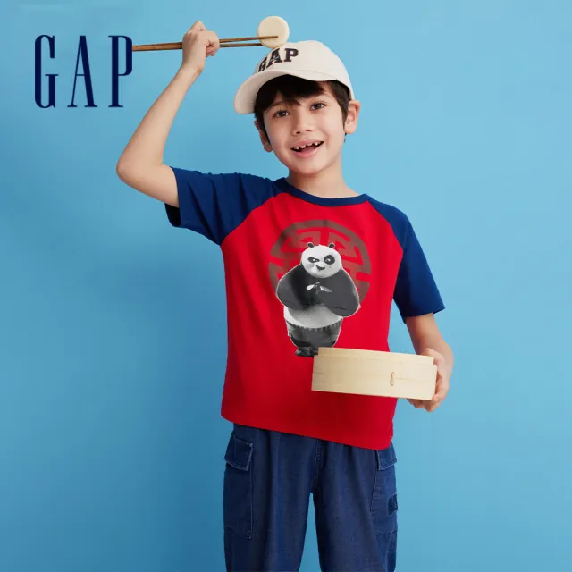 【GAP】男童裝 Gap x 功夫熊貓聯名 Logo純棉印花圓領短袖T恤-紅藍撞色(890576)