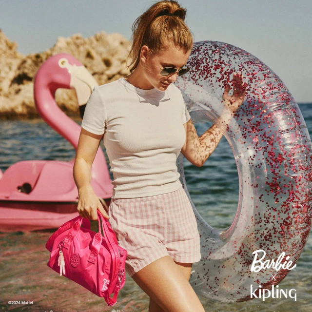KIPLINGKIPLING官方旗艦館 KIPLING x BARBIE 活力粉色中型圓筒手提肩背兩用包-BINA M