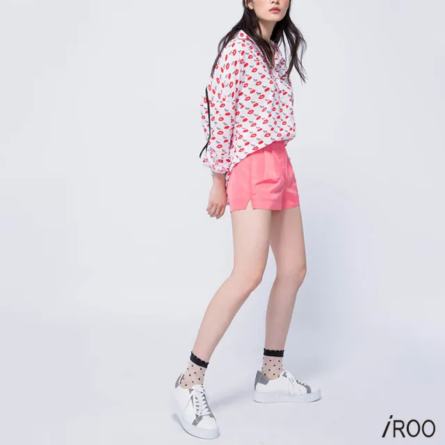 【iROO】壓折俐落女人設計短褲