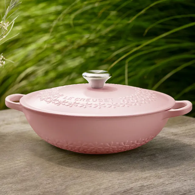 【Le Creuset】典藏琺瑯鑄鐵鍋媽咪鍋22cm(縷空雕花/甜心粉-鋼頭-內鍋白)