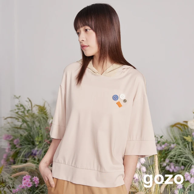 【gozo】鈕扣拼接異材質連帽T恤(淺卡其)