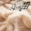 【A&R】輕奢華托斯卡兔兔絨毛毯+手提袋 三色任選(160x200cm 沙發毯 雙人被 毯子 保暖毯 絨毯 棉被 冬被)
