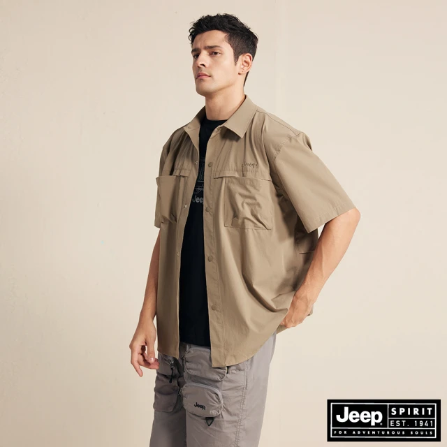 【JEEP】男裝 防潑水口袋工裝短袖襯衫(卡其)