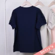 【betty’s 貝蒂思】花朵縷空蕾絲短袖T-shirt(深藍色)