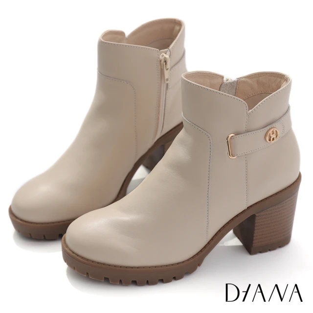 DIANA 7.5cm質感牛皮皮帶金屬釦飾側拉鍊厚底粗跟短靴(牛奶)