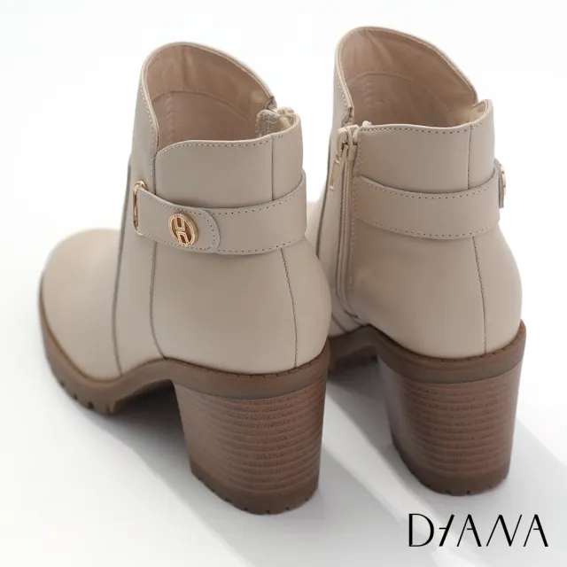 【DIANA】7.5cm質感牛皮皮帶金屬釦飾側拉鍊厚底粗跟短靴(牛奶)