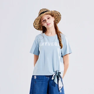 【MYVEGA 麥雪爾】高含棉下擺蝴蝶結logo造型T恤-水藍(2024春夏新品)