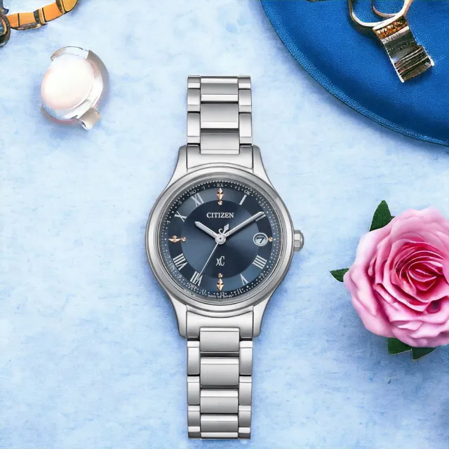 【CITIZEN 星辰】xC 光動能 鈦金屬 電波 女錶 藍寶石 手錶 灰藍色 畢業 禮物(ES9490-61L)