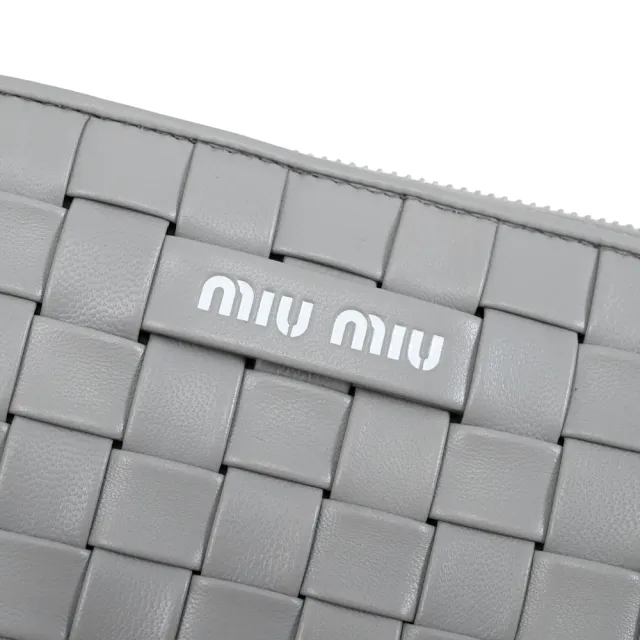 【MIU MIU】金屬LOGO編織造型皮革拉鍊發財零錢長夾(淺灰)
