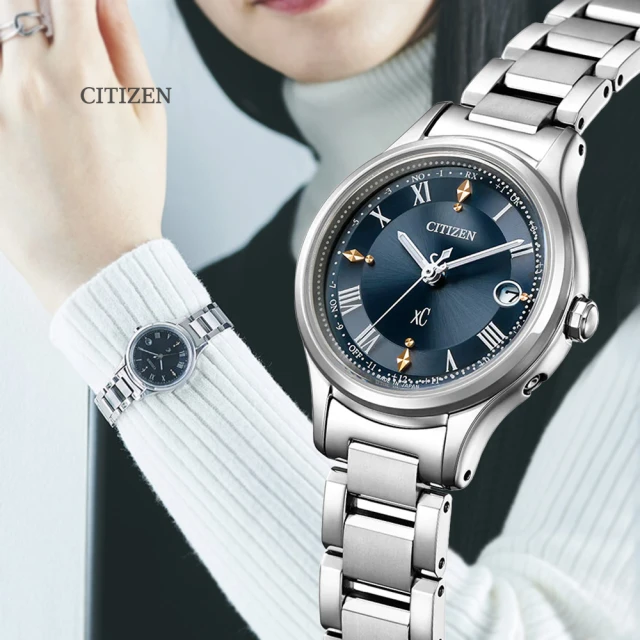 【CITIZEN 星辰】xC 光動能 輕量鈦金屬 電波對時淑女腕錶-銀 藍面27mm(ES9490-61L 防水50米)