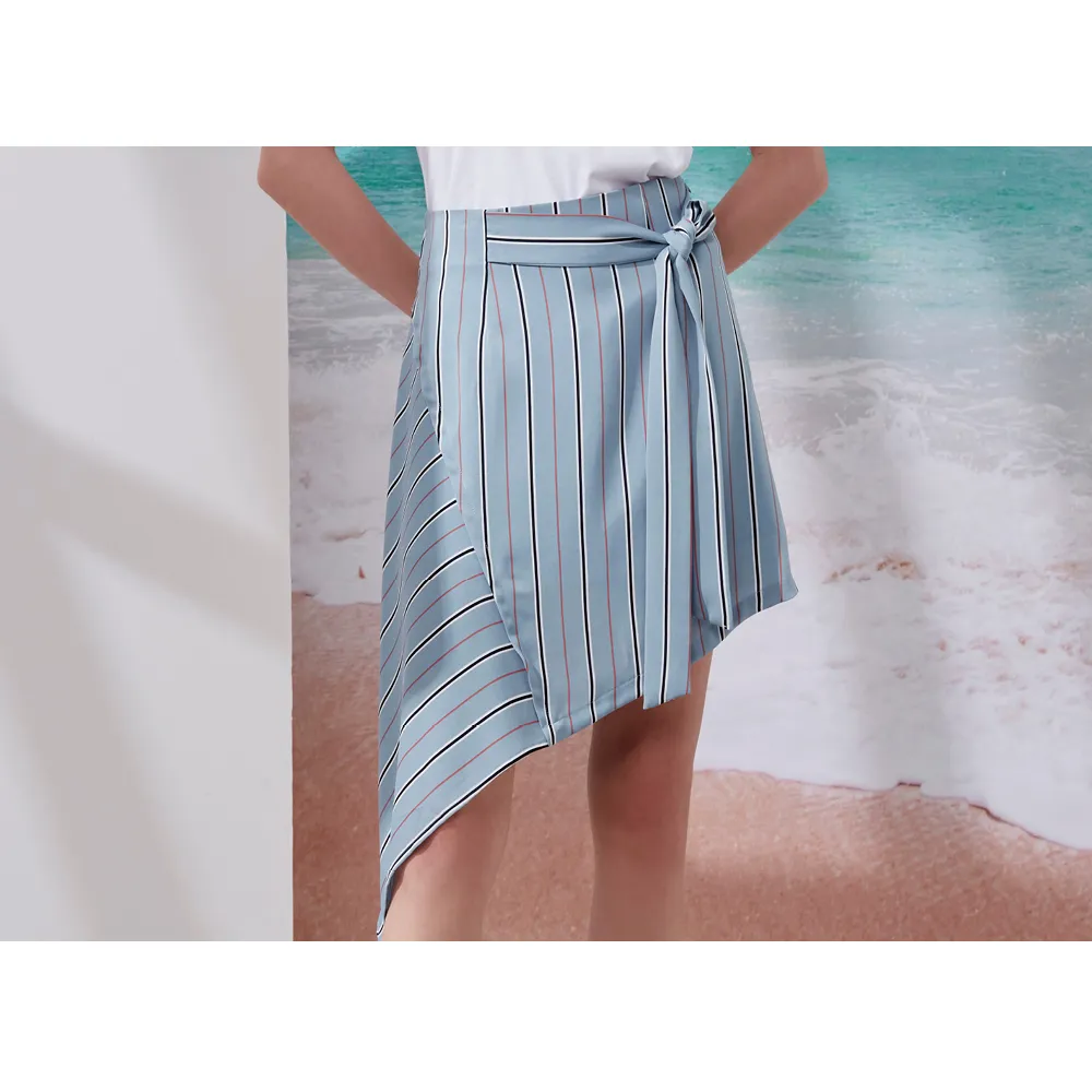 【IGD 英格麗】網路獨賣款-時尚條紋不對稱剪裁短裙(藍色)