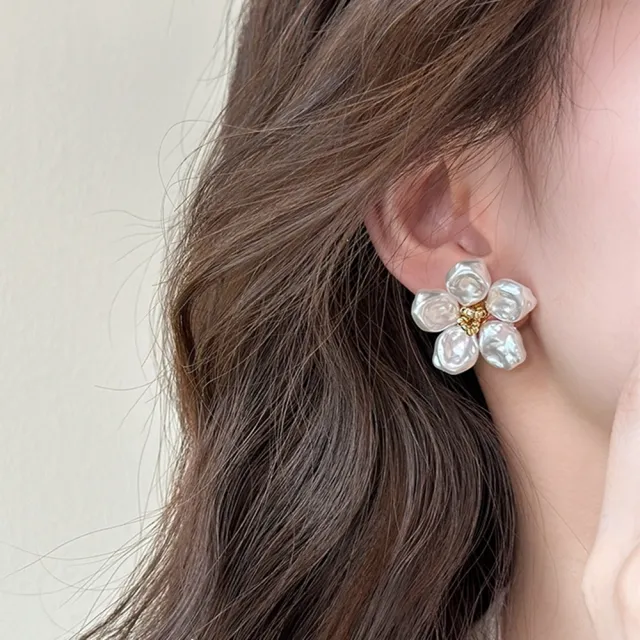 【Emi 艾迷】夏日花朵巴洛克不規則珍珠925銀針耳環