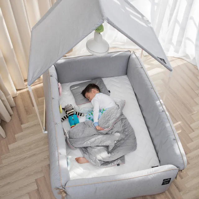 【gunite】多功能落地式沙發嬰兒床/陪睡床0-6歲六件組 床墊+床圍+止滑墊+床邊吊飾+屋頂+燈泡吊飾(巴黎粉)