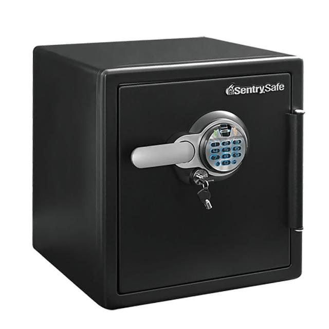 SentrySafe SFW123BSC 數字密碼保險箱，採用先進數字鎖定系統，提供可靠防盜保護。外徑尺寸 H45.2 x W41.4 x D49.0 cm，內徑 H35.1 x W32.0 x D30.2 cm，重量 38.8kg，適閤家庭辦公室使用。內含隔板、主鑰匙及說明書，電池供電，1年保固。防火防水設計，確保檔案與貴重物品安全。