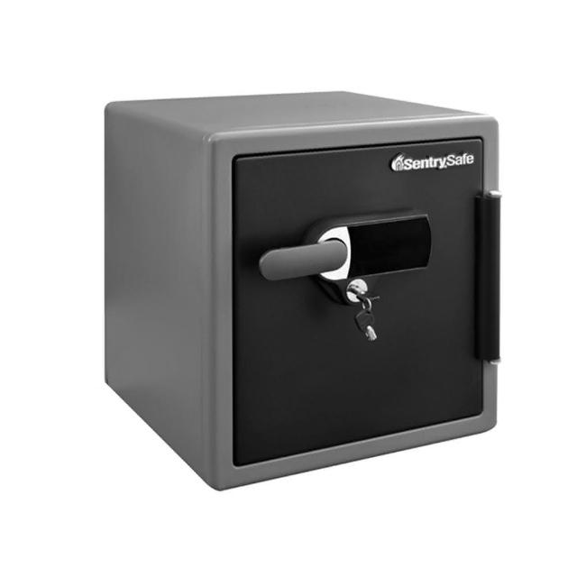 Sentry Safe SFW123UVC 專業防火防水保險箱，重量約36kg~40kg，堅固耐用，提供1年保固（人為損壞不保固，如遺失鑰匙或鑰匙鎖在箱內）。適合存放重要檔案、金飾與貴重物品，防水防火設計確保安全，防盜鎖具保護您的財產，是居家辦公防災必備良伴。