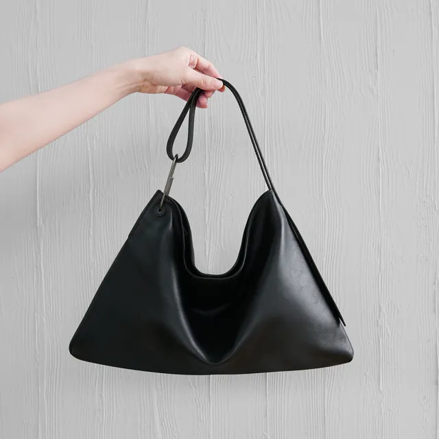 【Darker Than Black】Equilateral Triangle Hobo Bag 等邊三角側背包/納帕牛皮(側背包/單肩包/真皮包)