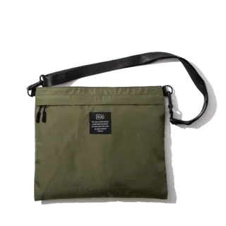 【KIU】交換禮物 日本 原廠貨 中性 300D SACOCHE LARGE 隨身袋 健行/生活/旅行 卡其綠(K109-