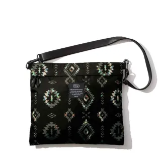 【KIU】交換禮物 日本 原廠貨 中性 300D SACOCHE LARGE 隨身袋 健行/生活/旅行 黑色圖騰(K10