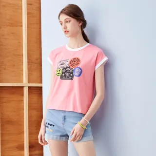 【IGD 英格麗】網路獨賣款-趣味徽章印圖彈性棉T恤(粉色)