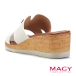 【MAGY】壓紋牛皮交叉造型楔型中跟拖鞋(米色)