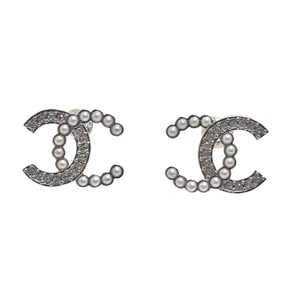 【CHANEL 香奈兒】經典半邊水鑽珍珠不對稱雙C LOGO造型穿式耳環(銀色ABD478-ARG)
