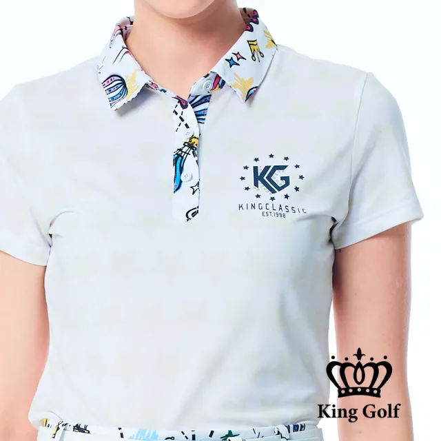 【KING GOLF】實體同步款-女款星星滿版底圖撞色塗鴉領口印花POLO衫/高爾夫球衫(白色)