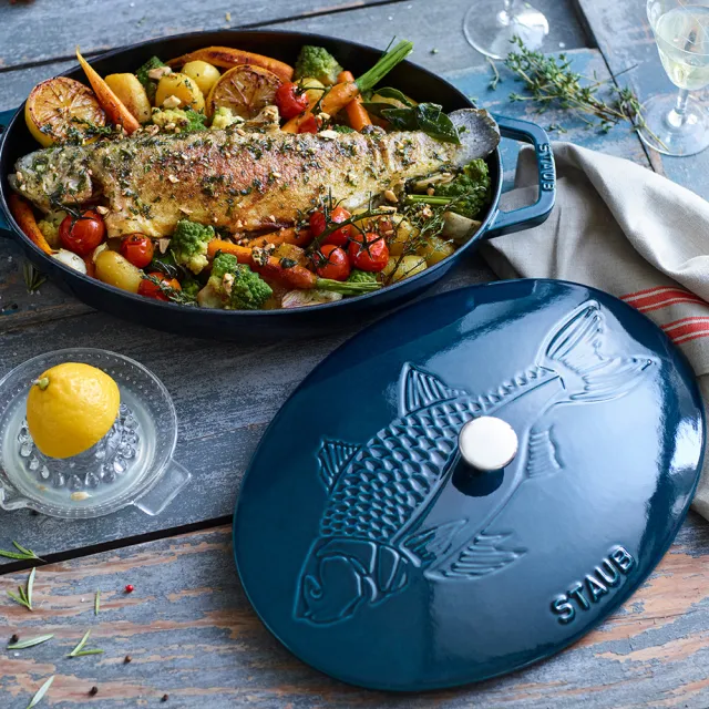 【法國Staub】魚造型浮雕橢圓琺瑯鑄鐵鍋煎烤盤33cm-海洋藍(2.8L)