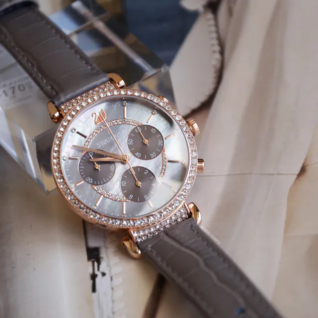 【SWAROVSKI 施華洛世奇】PASSAGE CHRONO 灰色三眼計時皮革錶帶腕錶 手錶 女錶 母親節(5580348)