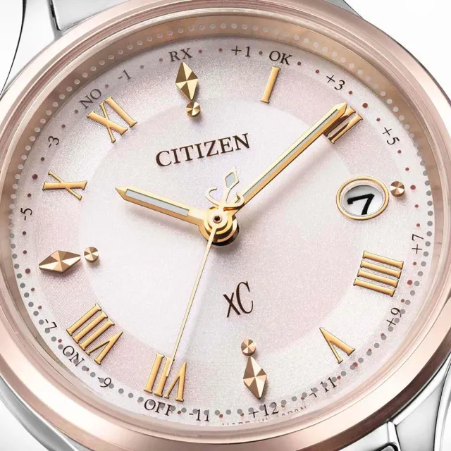【CITIZEN 星辰】xC系列 電波對時 鈦金屬 光動能時尚腕錶 母親節 禮物(ES9496-64W)