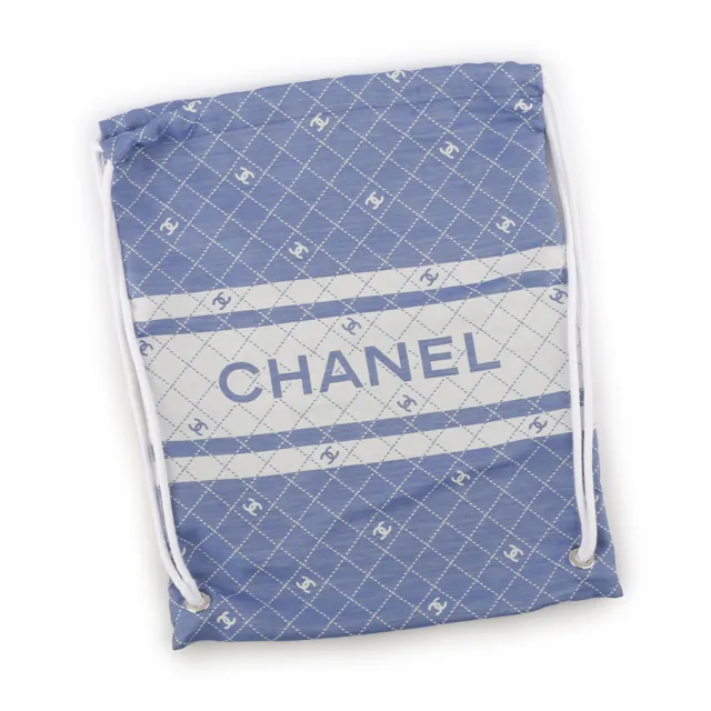 【CHANEL 香奈兒】CC Logo 標誌菱格紋棉質混絲束口後背包+浴巾組(藍色)