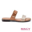 【MAGY】個性金屬飾扣二字寬帶拖鞋(棕色)