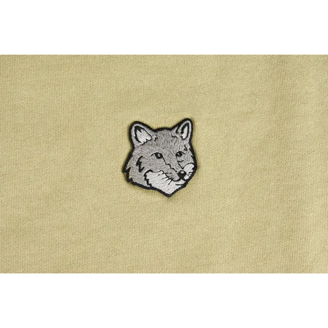 【Maison Kitsune】經典狐狸頭刺繡中LOGO叉肩袖純棉長袖T恤(亮卡其)