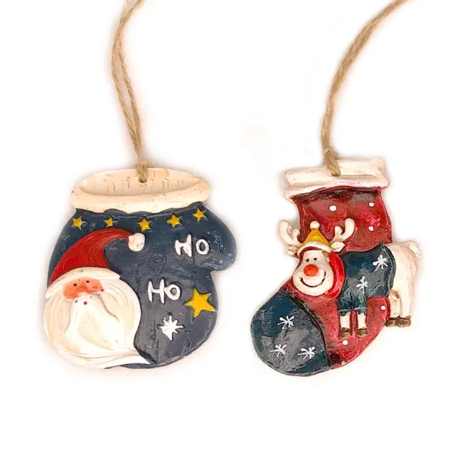 【摩達客】耶誕-聖誕樹脂藝術創作裝飾吊飾-2入組(2.藍手套麋鹿耶誕襪)