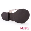 【MAGY】金屬造型飾釦牛皮平底涼鞋(裸色)