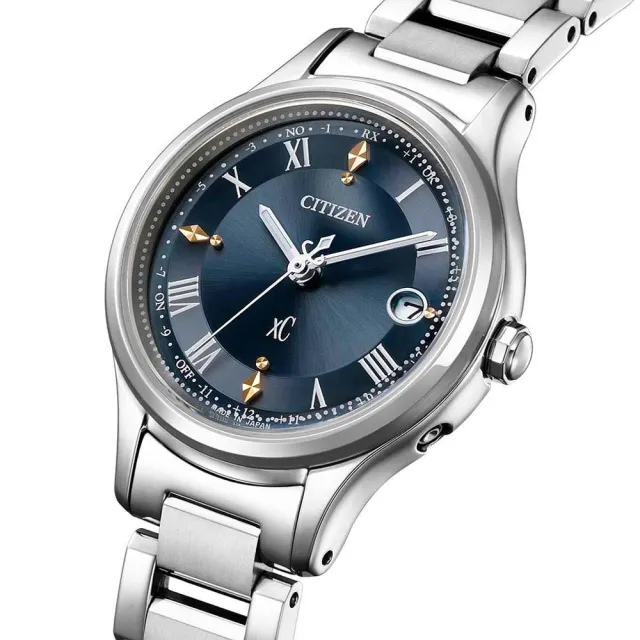 【CITIZEN 星辰】XC  羅馬數字時標 鈦金屬光動能電波女錶 27mm(ES9490-61L)