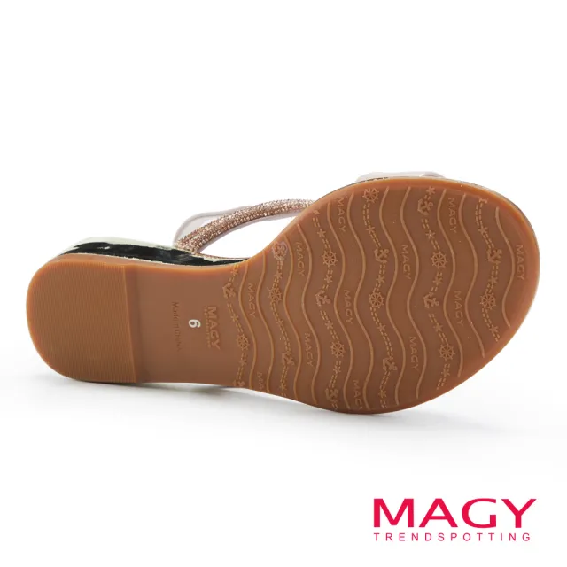 【MAGY】一字真皮水鑽金屬坡跟涼鞋(粉色)