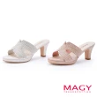 【MAGY】細緻排鑽珍珠粗高跟拖鞋(粉色)
