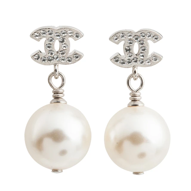 CHANEL 香奈兒 經典雙C LOGO 水鑽鑲嵌珍珠墜飾穿式耳環(銀色)