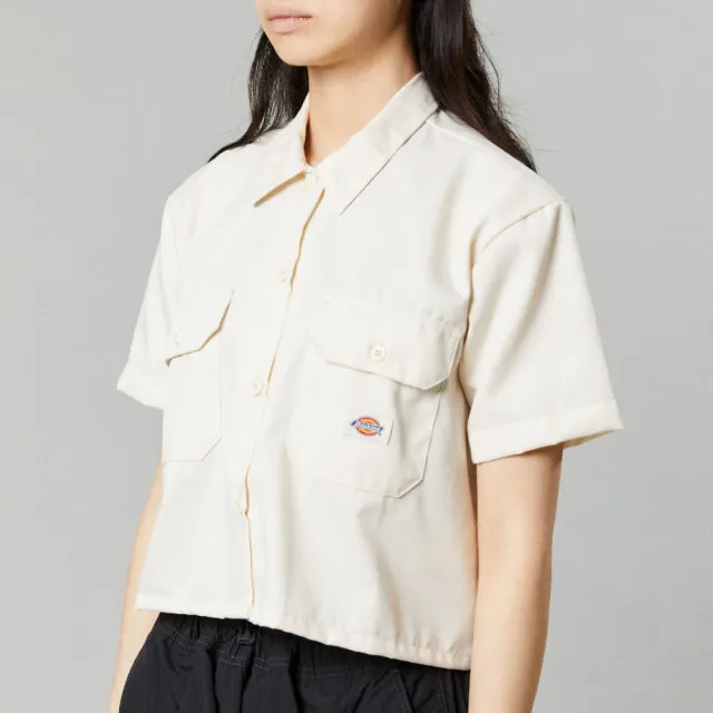 【Dickies】女款淺沙灰斜紋短版雙口袋經典工裝短袖襯衫｜DK012454F90