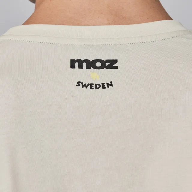 【moz】瑞典 手繪駝鹿 舒適柔棉 100%純棉短T-奶油白 男女共款(亞洲版)