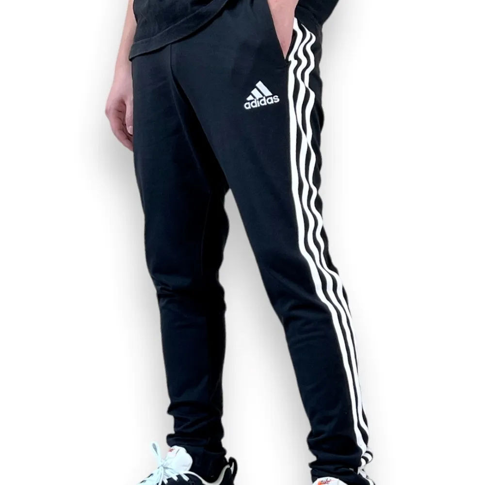 【adidas 愛迪達】男生 三線 休閒長褲 黑色 棉褲 修身窄管 運動 休閒褲(Adidas GK8995)
