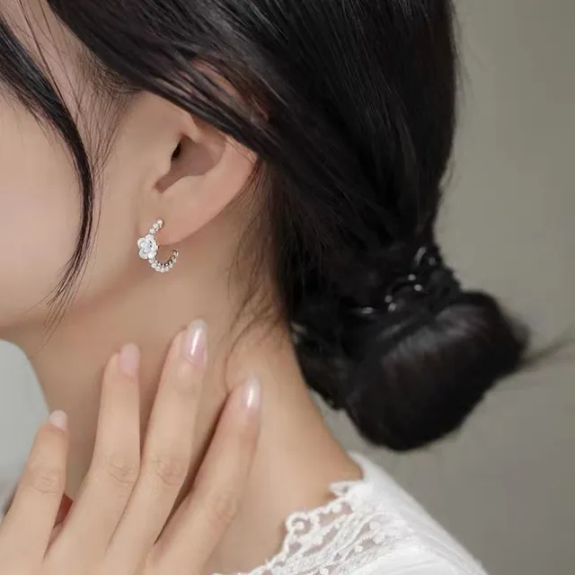 【Emi 艾迷】韓系歡愉山茶花珍珠勾勒 925銀針 耳環
