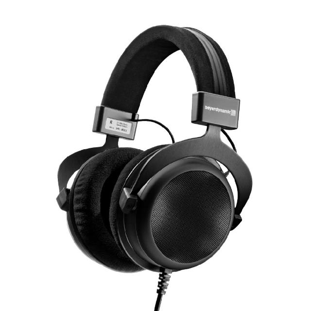Beyerdynamic 拜雅 DT 880 開放式耳機，採用經典半開放設計，提供卓越的空間感和自然聲場，適合專業錄音室監聽及 Hi-Fi 音樂欣賞。250 歐姆高阻抗確保純淨音質，Velours 絨面耳墊帶來長時間佩戴舒適體驗。精準中高頻與強勁低頻表現，讓您沉浸在細膩的音樂世界中。理想選擇給音響發燒友與專業音樂人。