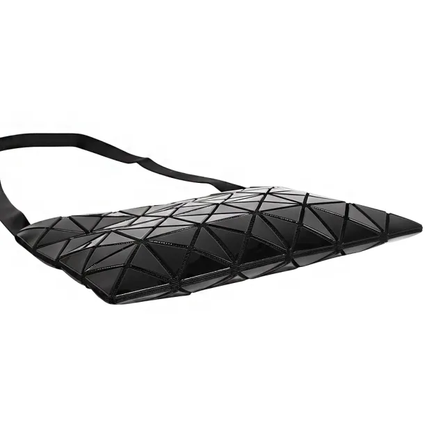 【ISSEY MIYAKE 三宅一生】BAOBAO 原色透光幾何方格4x6大格斜背包(亮黑)